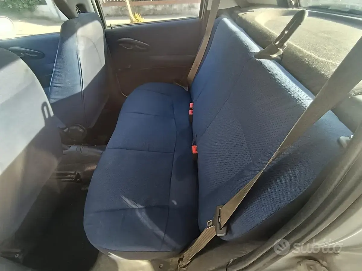 Begagnad Fiat Punto 69 HK (50 kW) 2004 Grå Halvkombi