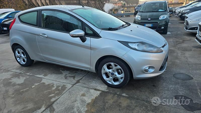 Usata Ford Fiesta Titanium 82 CV (60 kW) 2012 Argento Utilitaria