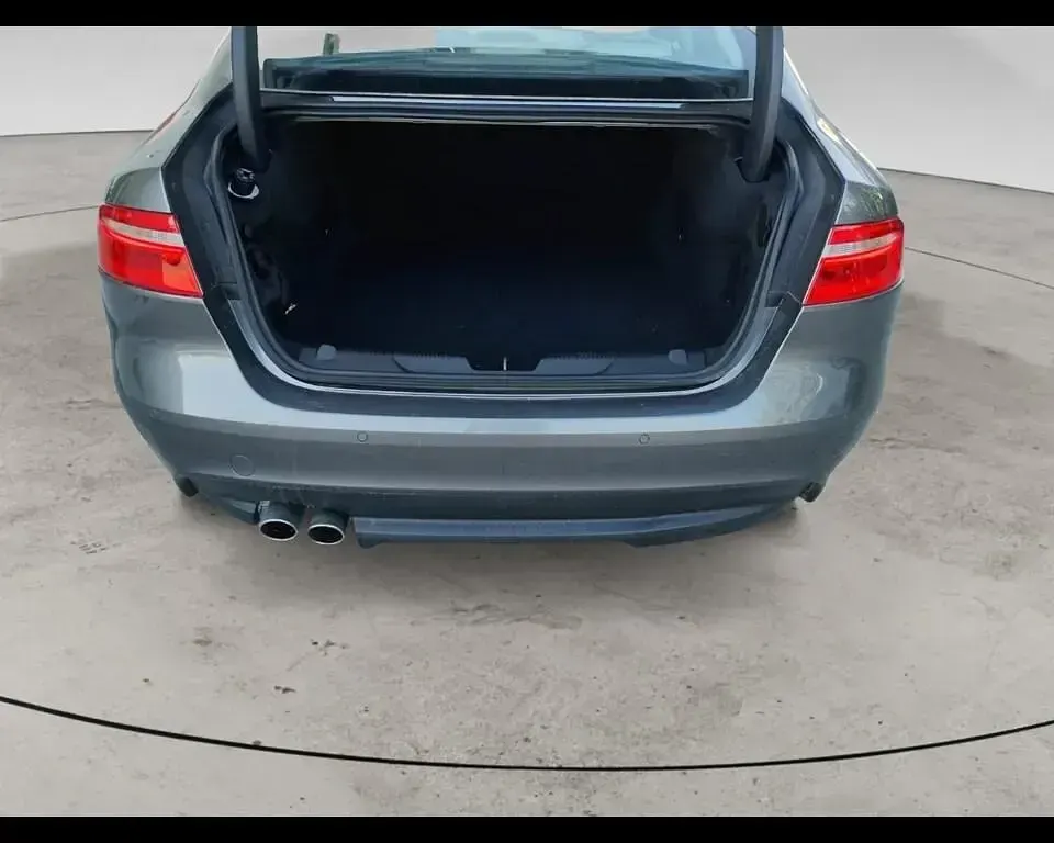 Usata Jaguar XE R-Sport 180 CV (132 kW) 2018 Grigio scuro metallizzato Berlina