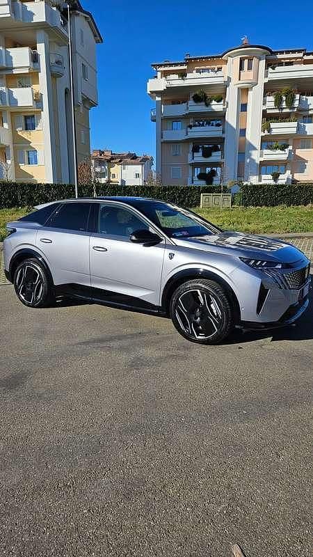 Usata Peugeot e-3008 GT 103 kW (141 CV) 2024 Argento SUV
