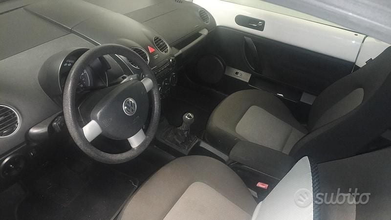 Usata VW New Beetle 105 CV (77 kW) 2008 Bianco Utilitaria