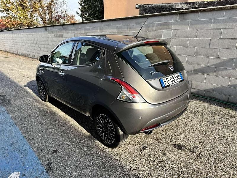 Usata Lancia Ypsilon Gold 69 CV (50 kW) 2016 Grigio Utilitaria