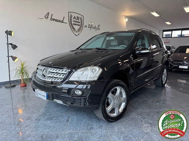 Nero Usata 2006 Mercedes ML320 SUV | 7900 € (Buon prezzo) - Immagine 1/4