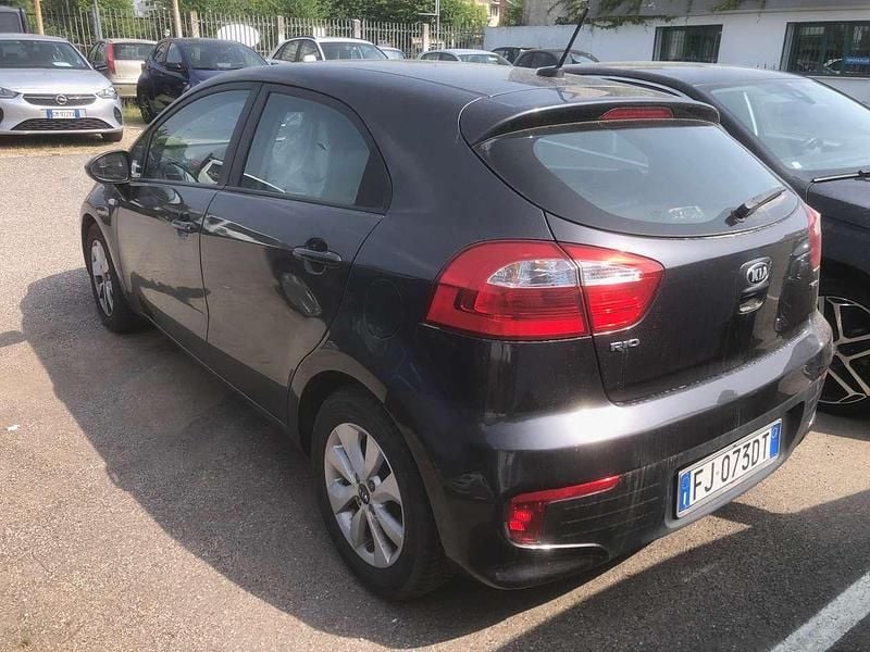 Usata Kia Rio Active 75 CV (55 kW) 2017 Grigio Berlina