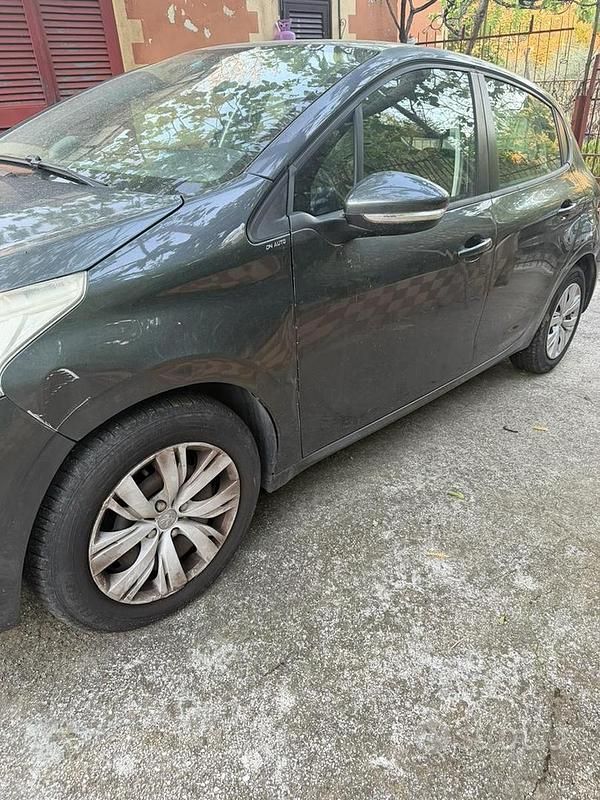 Usata Peugeot 208 Allure 68 CV (50 kW) 2014 Grigio Utilitaria