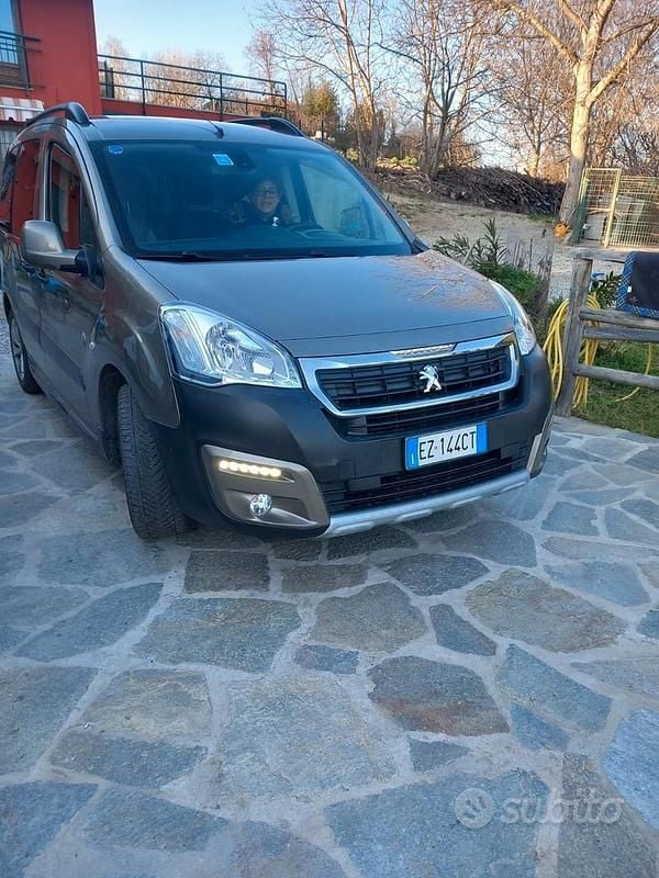 Marrone Usata 2015 Peugeot Partner Outdoor Monovolume | 9900 € (Ottimo prezzo) - Immagine 1/4