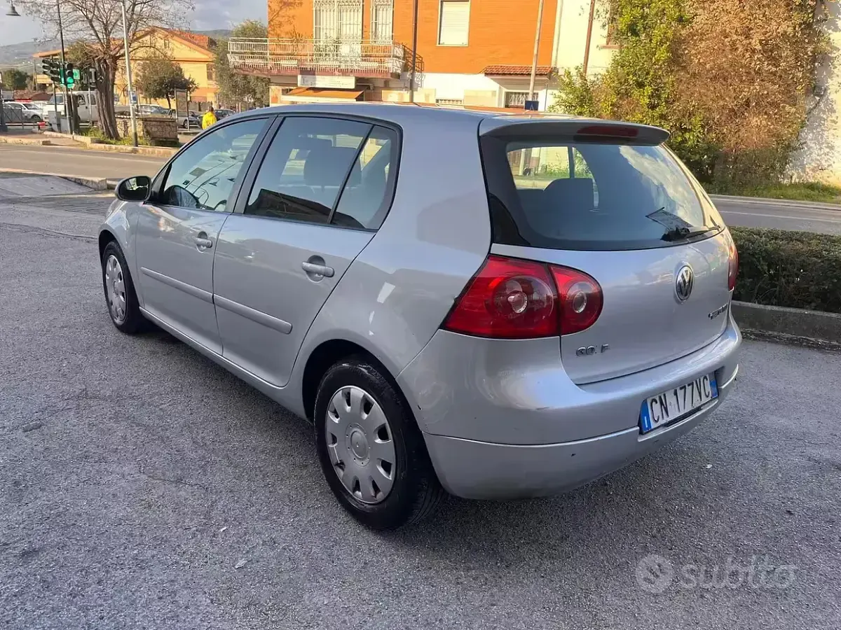 Usata VW Golf V Sportline 105 CV (77 kW) 2004 Grigio Utilitaria