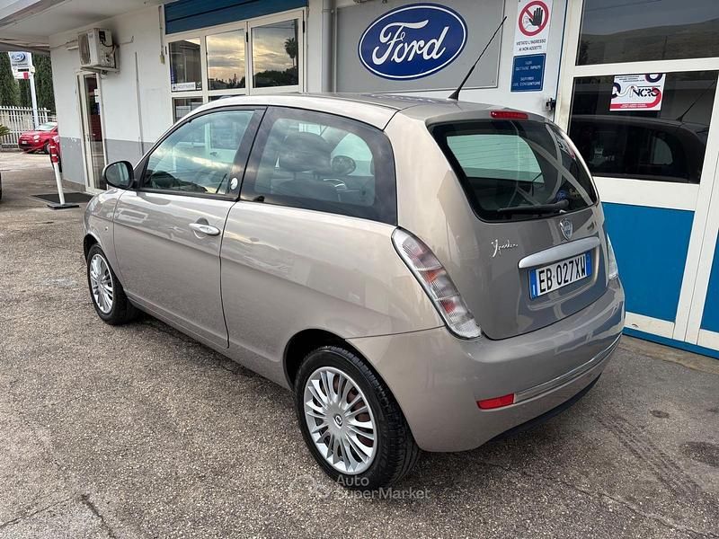 Usata Lancia Ypsilon 77 CV (56 kW) 2010 Gray Utilitaria