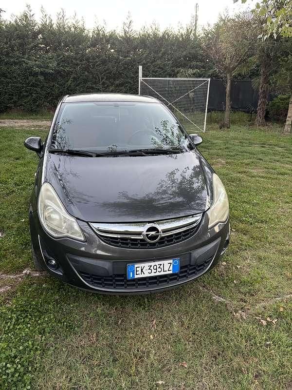 Usata Opel Corsa Club 75 CV (55 kW) 2012 Berlina