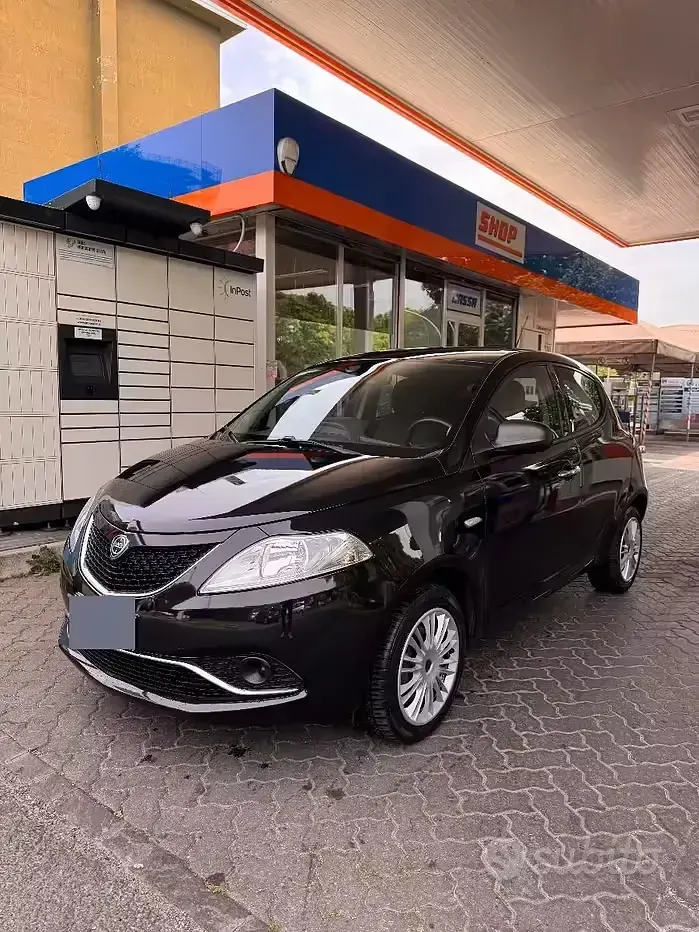Usata Lancia Ypsilon Platinum 69 CV (50 kW) 2017 Nero Utilitaria