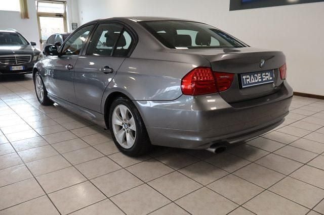 Usata BMW 318 143 CV (105 kW) 2010 Grigio scuro Berlina