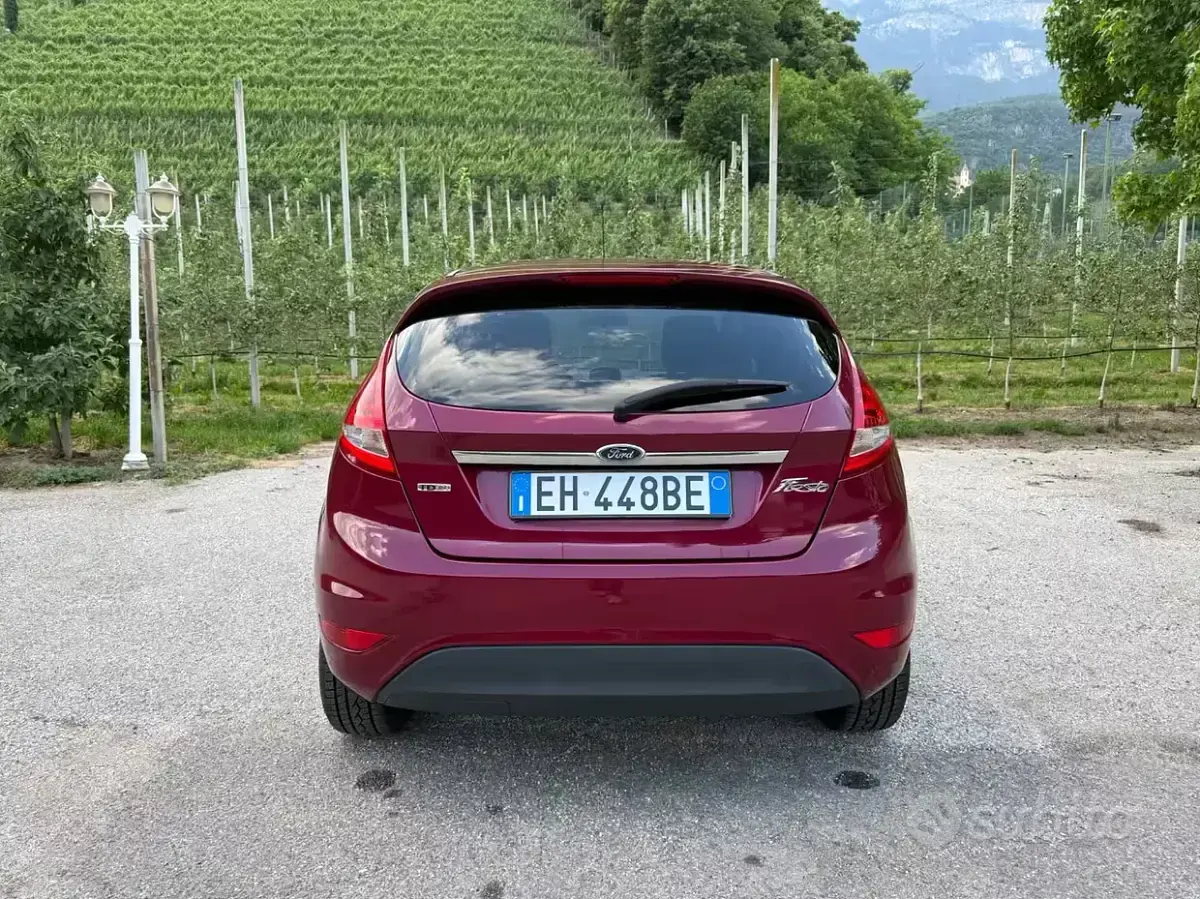 Usata Ford Fiesta Titanium 71 CV (52 kW) 2011 Rosso Berlina