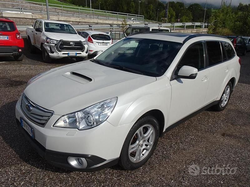 Usata Subaru Outback Trend 150 CV (110 kW) 2012 Bianco SUV