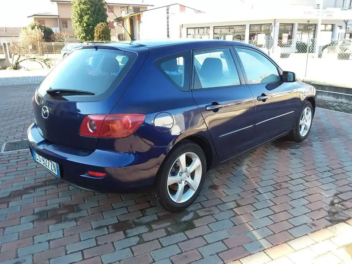 Usata Mazda 3 Dynamic 105 CV (77 kW) 2005 Blu/azzurro Berlina