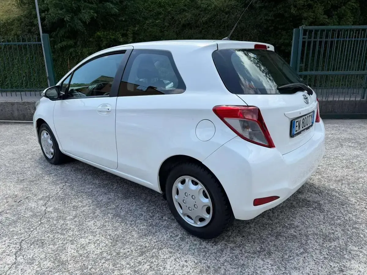 Usata Toyota Yaris Active 69 CV (50 kW) 2012 Bianco Utilitaria