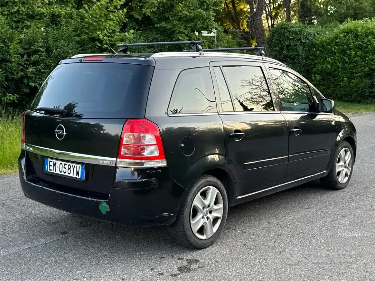 Usata Opel Zafira 125 CV (91 kW) 2012 Nero Monovolume