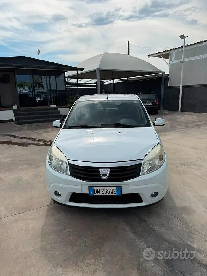Usata Dacia Sandero Lauréate 72 CV (52 kW) 2009 Bianco Berlina
