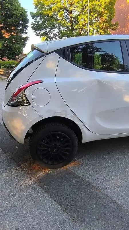 Usata Lancia Ypsilon 80 CV (58 kW) 2014 Bianco Utilitaria