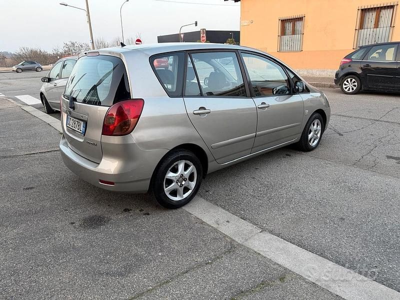 Usata Toyota Corolla Verso 135 CV (99 kW) 2002 Beige Monovolume