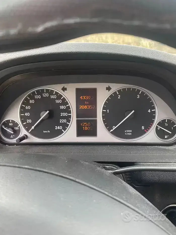 Usata Mercedes B200 140 CV (102 kW) 2010 Nero Monovolume