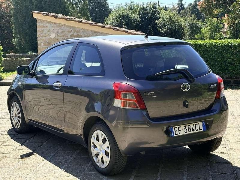 Usata Toyota Yaris Sol 69 CV (50 kW) 2010 Grigio Utilitaria
