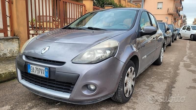 Usata Renault Clio II 75 CV (55 kW) 2010 Grigio Berlina
