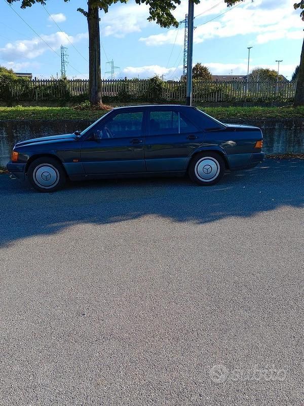 Usata Mercedes 190 105 CV (77 kW) 1992 Nero Berlina