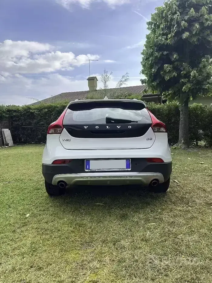 Usata Volvo V40 150 CV (110 kW) 2013 Bianco Berlina