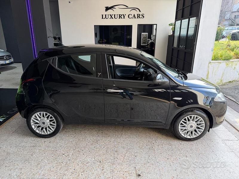 Usata Lancia Ypsilon 69 CV (50 kW) 2015 Nero Utilitaria