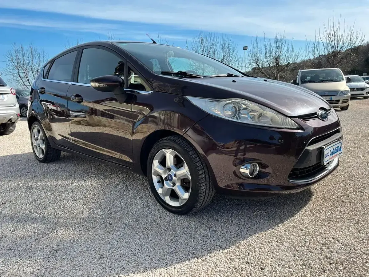 Gebraucht Ford Fiesta 70 PS (51 kW) 2011 Rot Limousine
