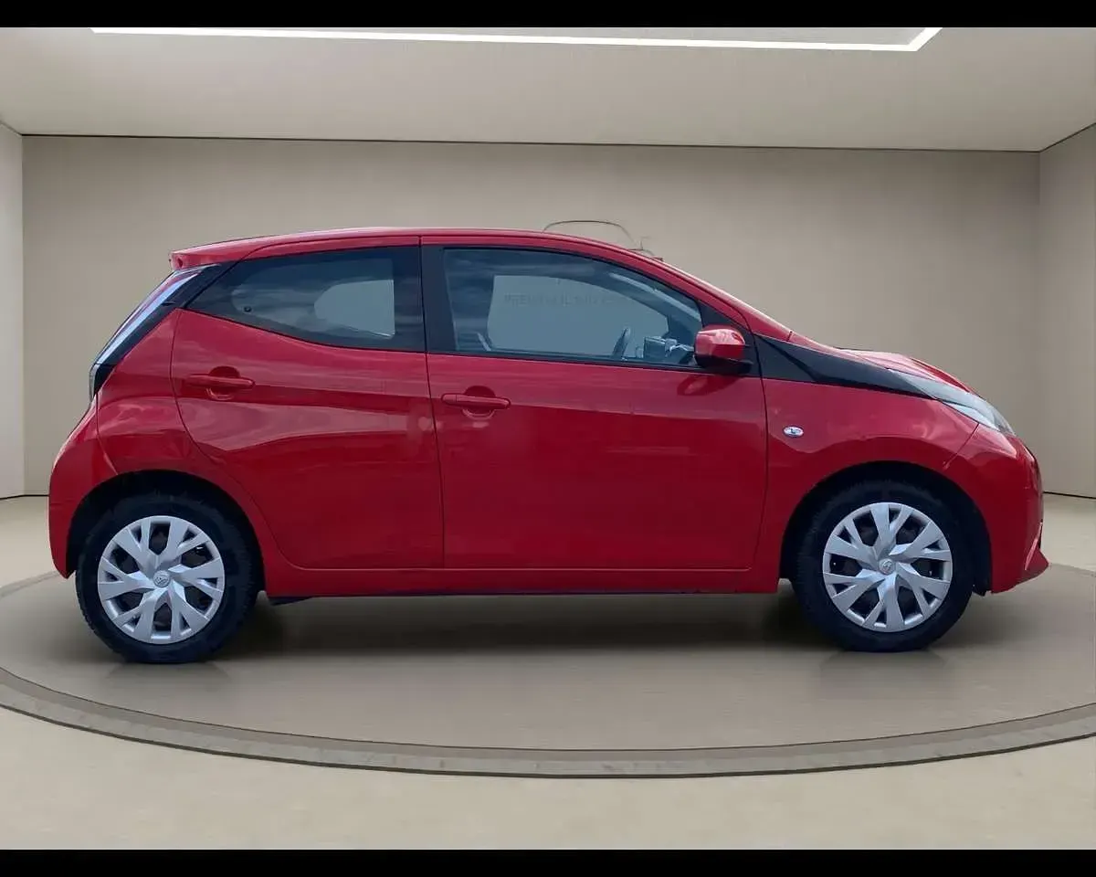 Usata Toyota Aygo 69 CV (50 kW) 2016 Rosso Utilitaria