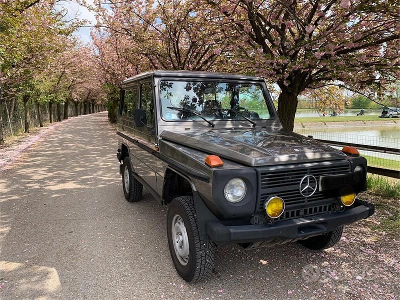 Usata Mercedes 200 109 CV (80 kW) 1989 Grigio SUV