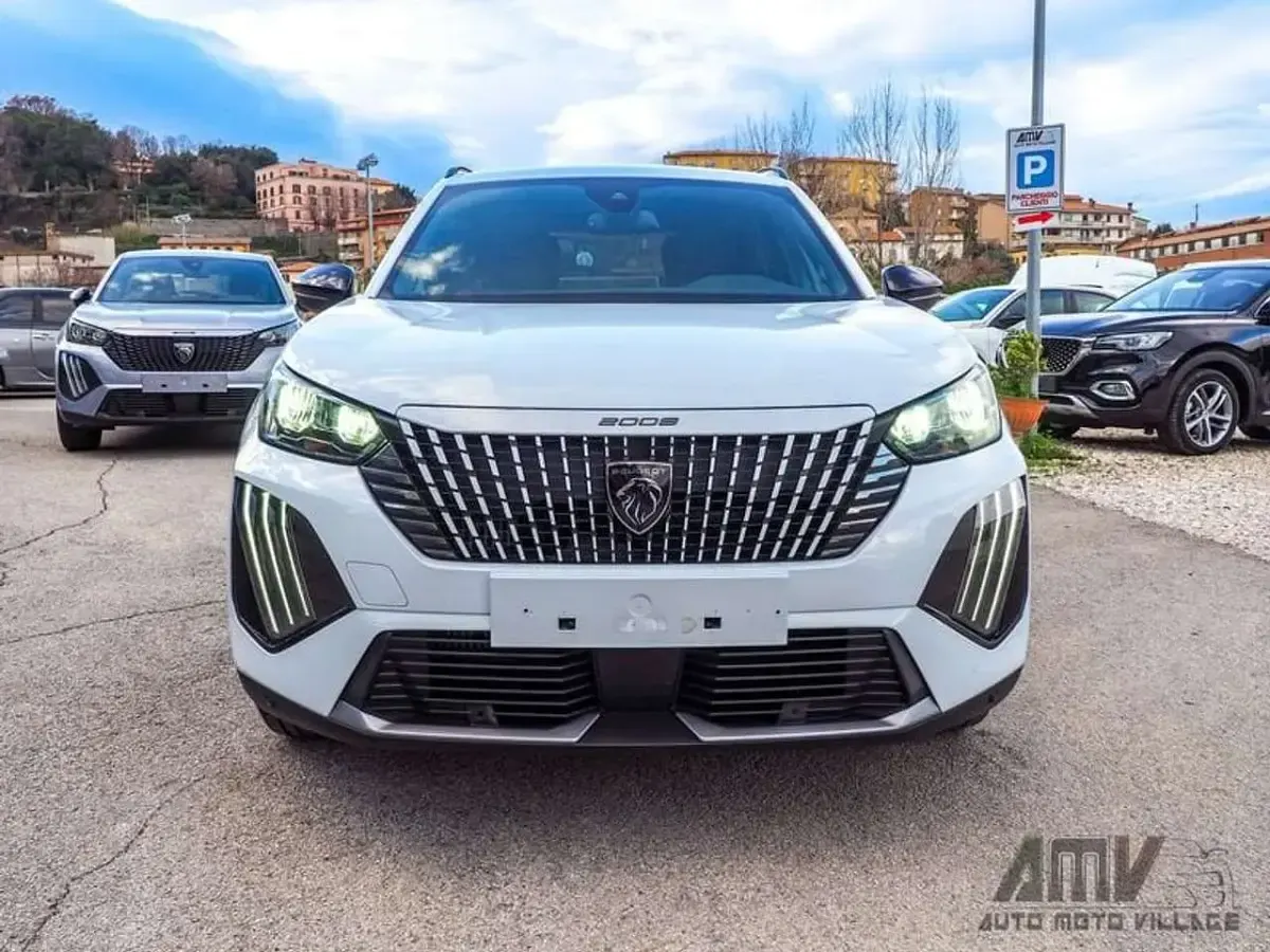 Usata Peugeot 2008 Allure 102 CV (75 kW) 2025 Bianco SUV