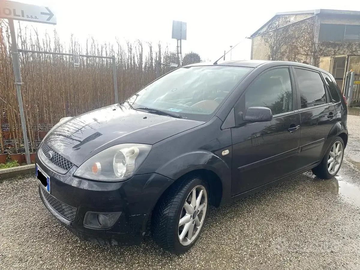 Usata Ford Fiesta 68 CV (50 kW) 2007 Nero Utilitaria