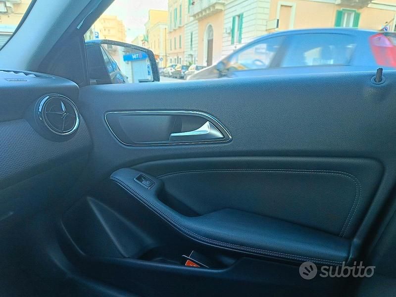 Usata Mercedes A180 109 CV (80 kW) 2015 Nero Utilitaria