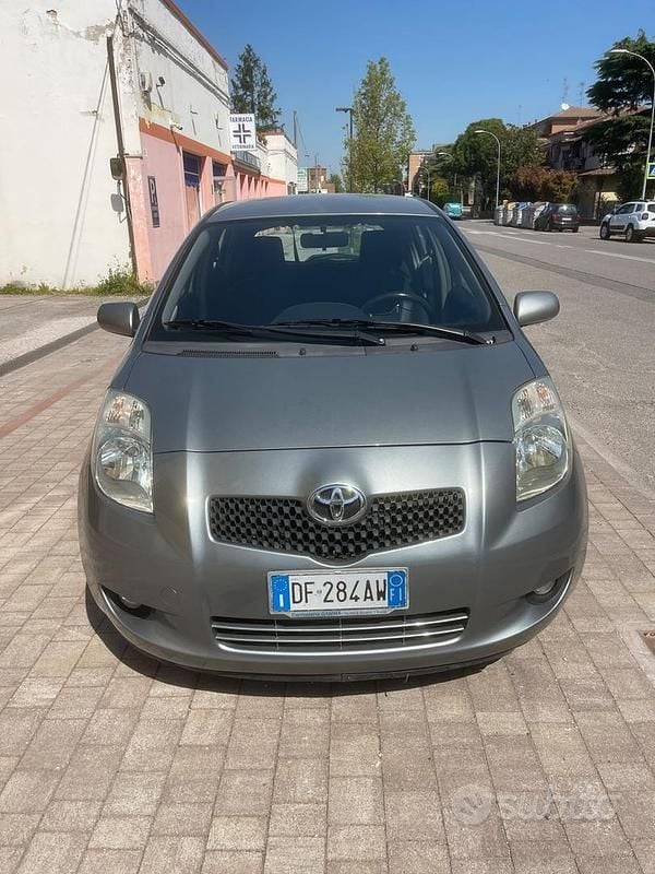 Usata Toyota Yaris 87 CV (63 kW) 2006 Grigio Berlina