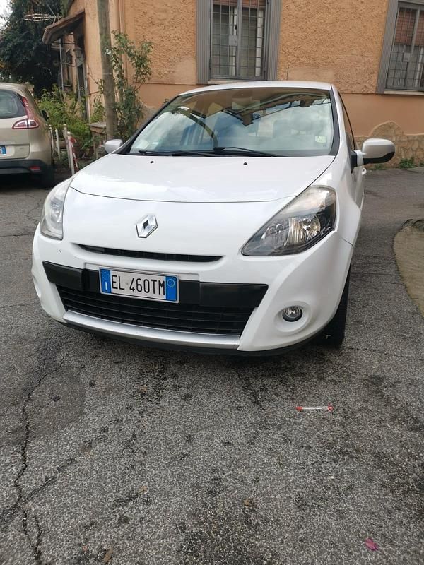 Käytetty Renault Clio IV Dynamique 89 HP (65 kW) 2012 Valkoinen Sedan