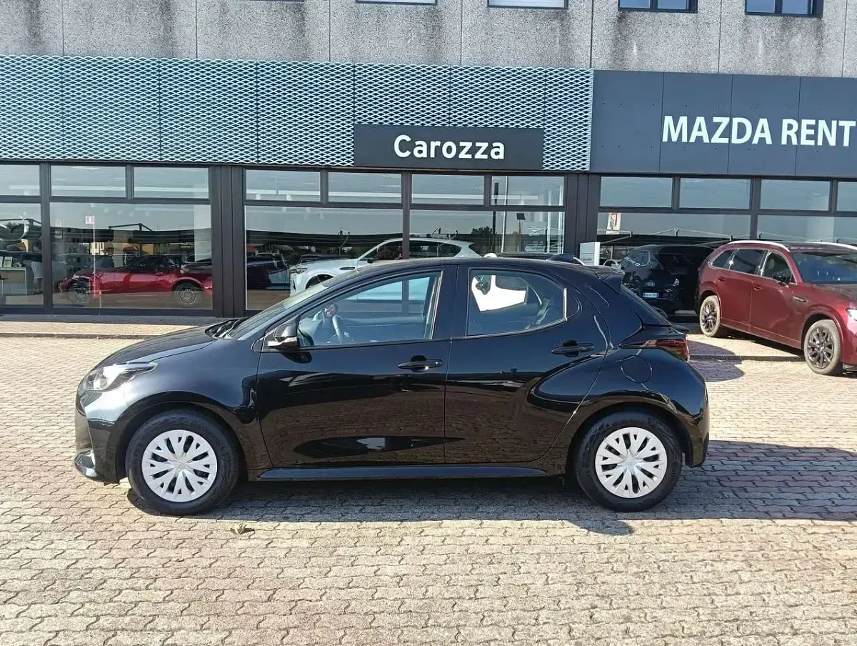 Usata Toyota Yaris Hybrid Active 92 CV (67 kW) 2024 Nero Berlina
