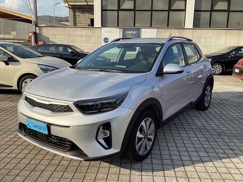 Grigio Usata 2022 Kia Stonic Urban SUV | 14.650 € (Buon prezzo) - Immagine 1/4
