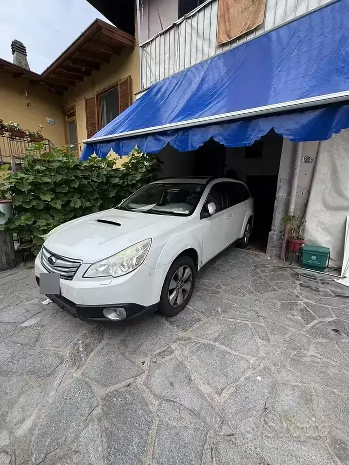 Usata Subaru Legacy 150 CV (110 kW) 2011 Bianco Station wagon