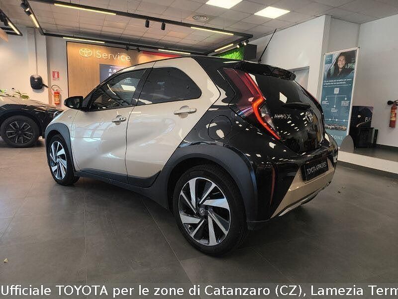 Usata Toyota Aygo X Lounge 72 CV (52 kW) 2022 Beige SUV