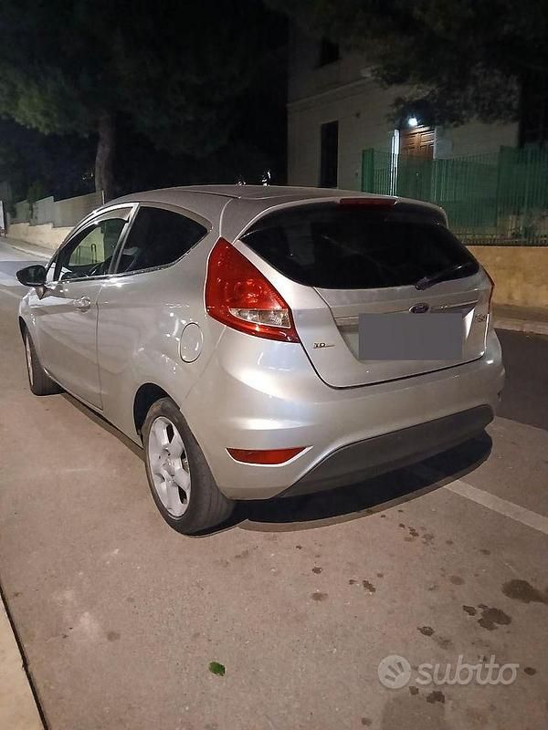 Usata Ford Fiesta 68 CV (50 kW) 2010 Grigio Utilitaria