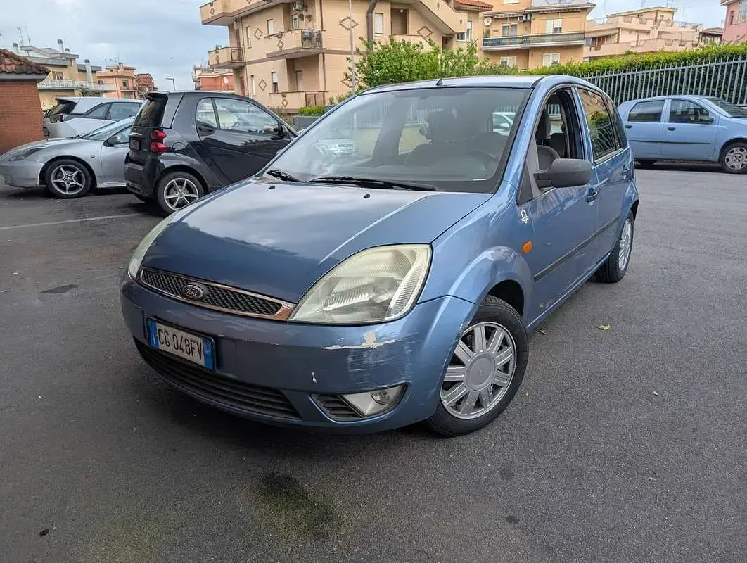 Begagnad Ford Fiesta Ghia 75 HK (55 kW) 2003 Blå Halvkombi