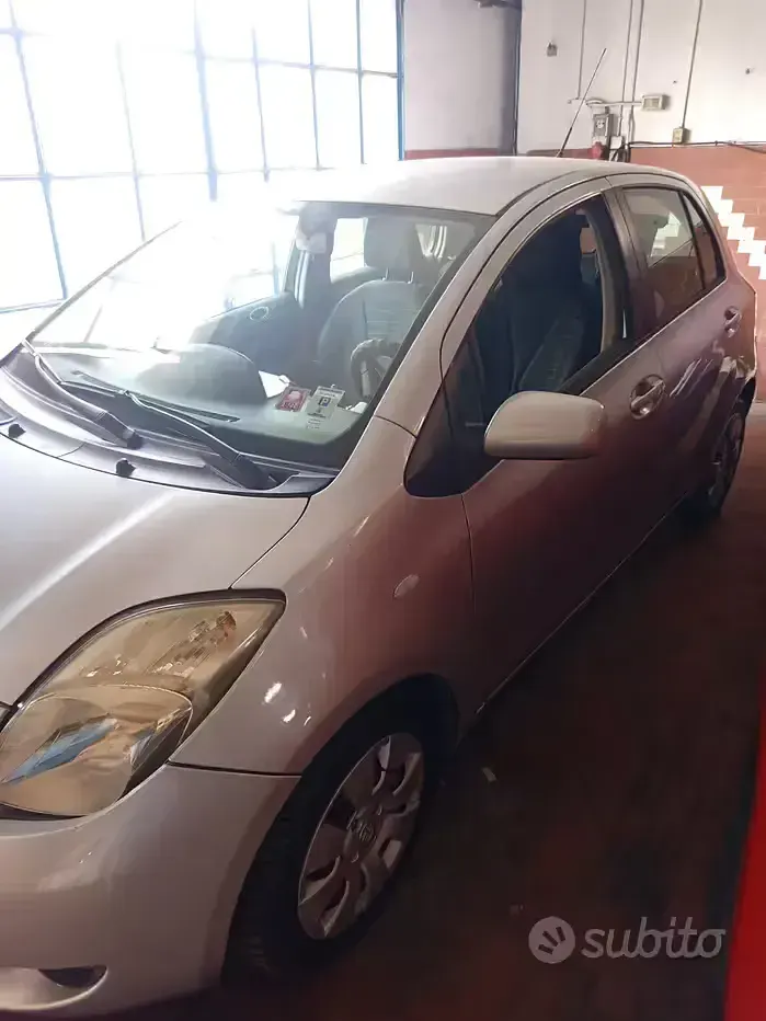 Usata Toyota Yaris 87 CV (63 kW) 2007 Grigio Utilitaria