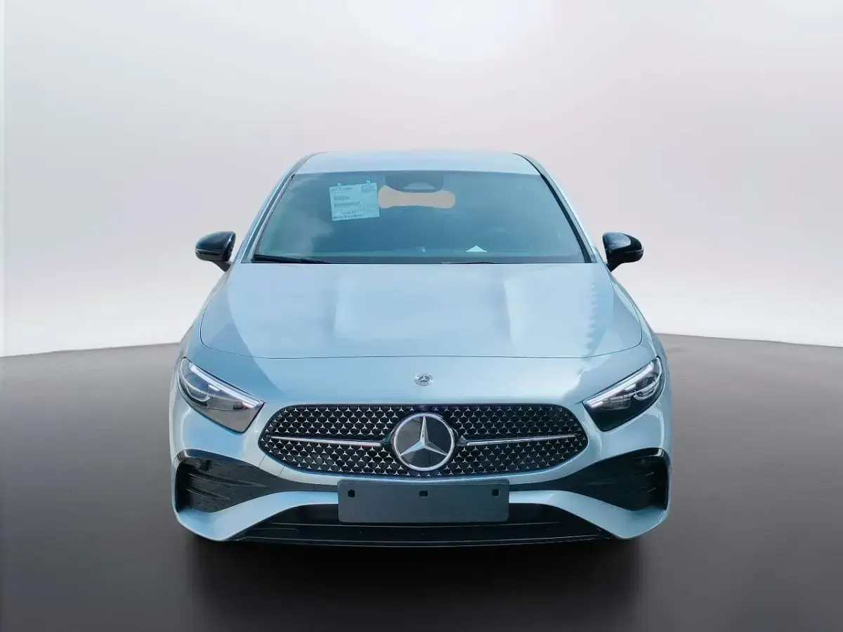 Nuova Mercedes A180 116 CV (85 kW) 2026 Argento hightech Berlina
