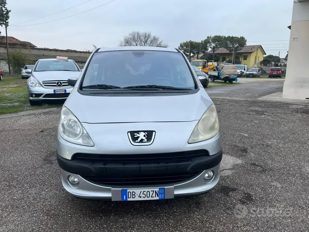 Begagnad Peugeot 1007 73 HK (53 kW) 2006 Grå Minibuss