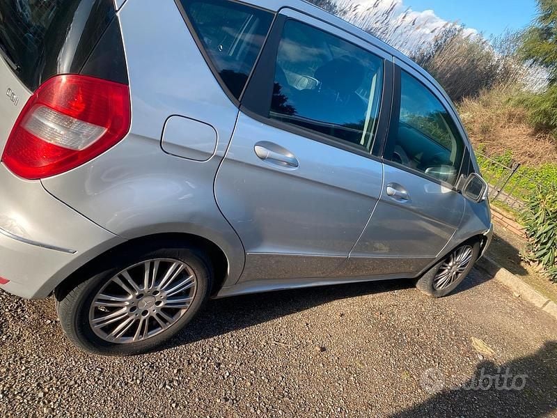Grigio Usata 2009 Mercedes A180 Elegance Utilitaria | 2500 € (Ottimo prezzo) - Immagine 1/4