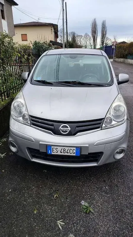 Usata Nissan Note Visia 90 CV (66 kW) 2013 Argento Utilitaria