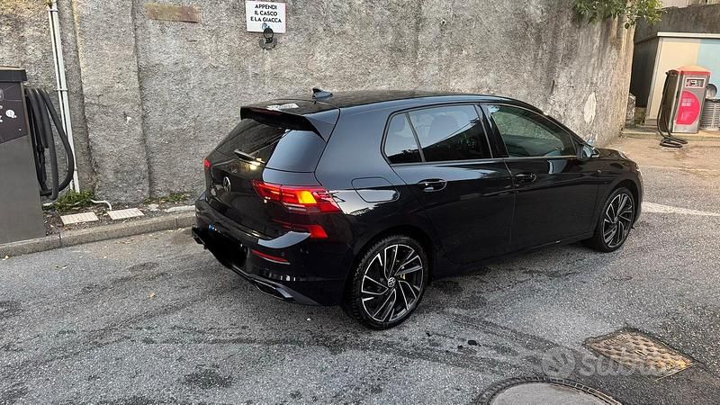 Usata VW Golf VII 150 CV (110 kW) 2021 Nero Utilitaria