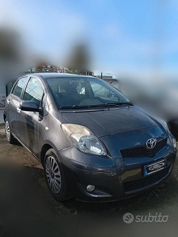 Usata Toyota Yaris Sol 90 CV (66 kW) 2010 Grigio Utilitaria